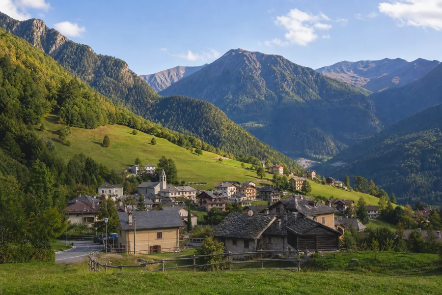 Paese di montagna raggiunto da soluzioni Internet per zone difficili